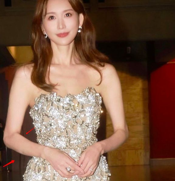 林志玲晒金马奖美照提前为自己庆生！赘肉明显，脸僵嘴瘪P图太狠