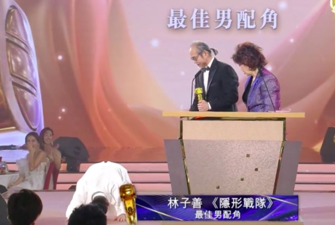TVB颁奖感人!配角奋斗30年获奖痛哭跪地,对比内娱分猪肉很讽刺