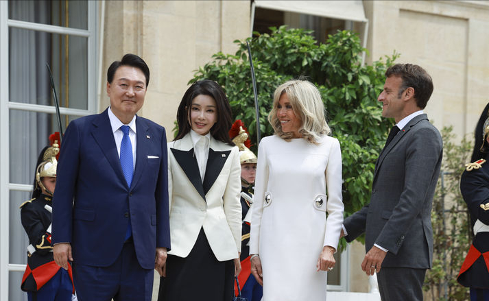 金建希 布里吉特欢迎韩国第一夫人！穿白裙扮嫩也输了，金建希幼态脸太嫩