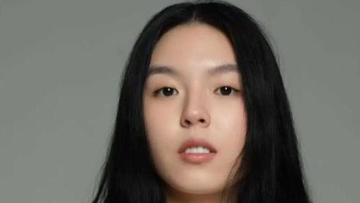 李咏女儿正式出道，才艺多还是学霸，会5门外语，提前1年名校毕业