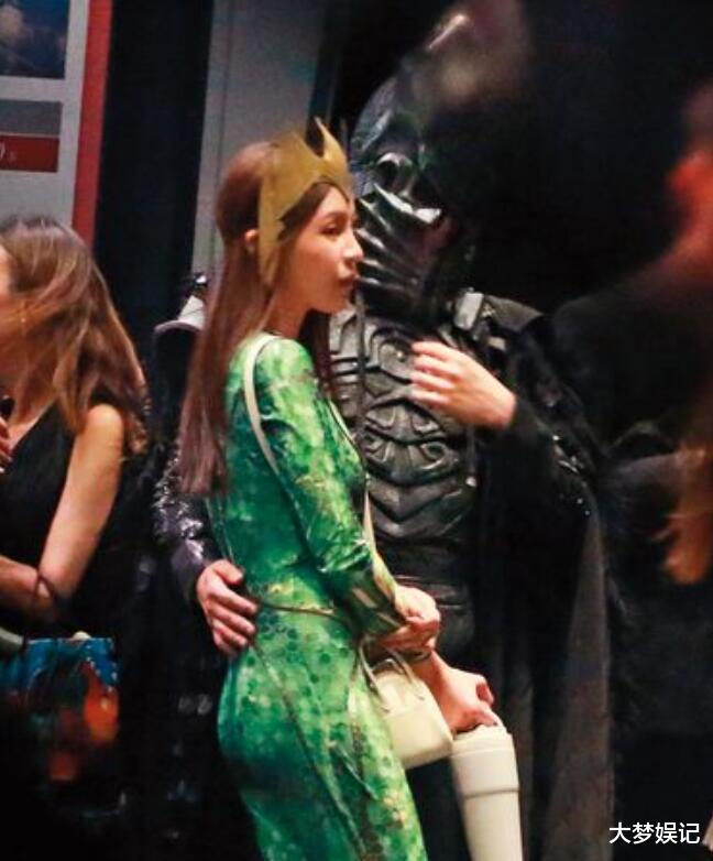 直击王大陆“路边大胆缠”新欢!新欢神似许玮甯,亲密举动全被拍