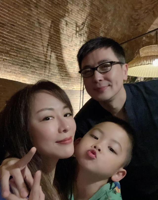 保剑锋:娶大6岁何珈好,婚后生一子,取名保满意