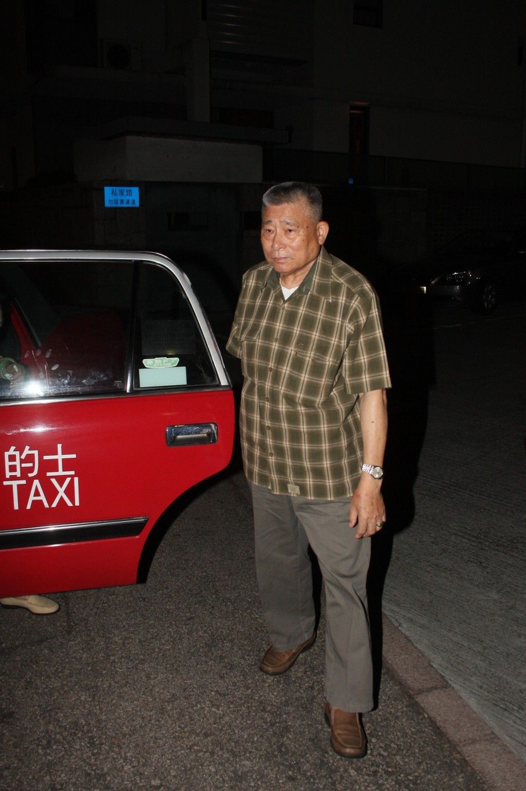 刘德华为父亲设灵！眉头紧锁神色哀伤直入殡仪馆，灵堂细节曝光