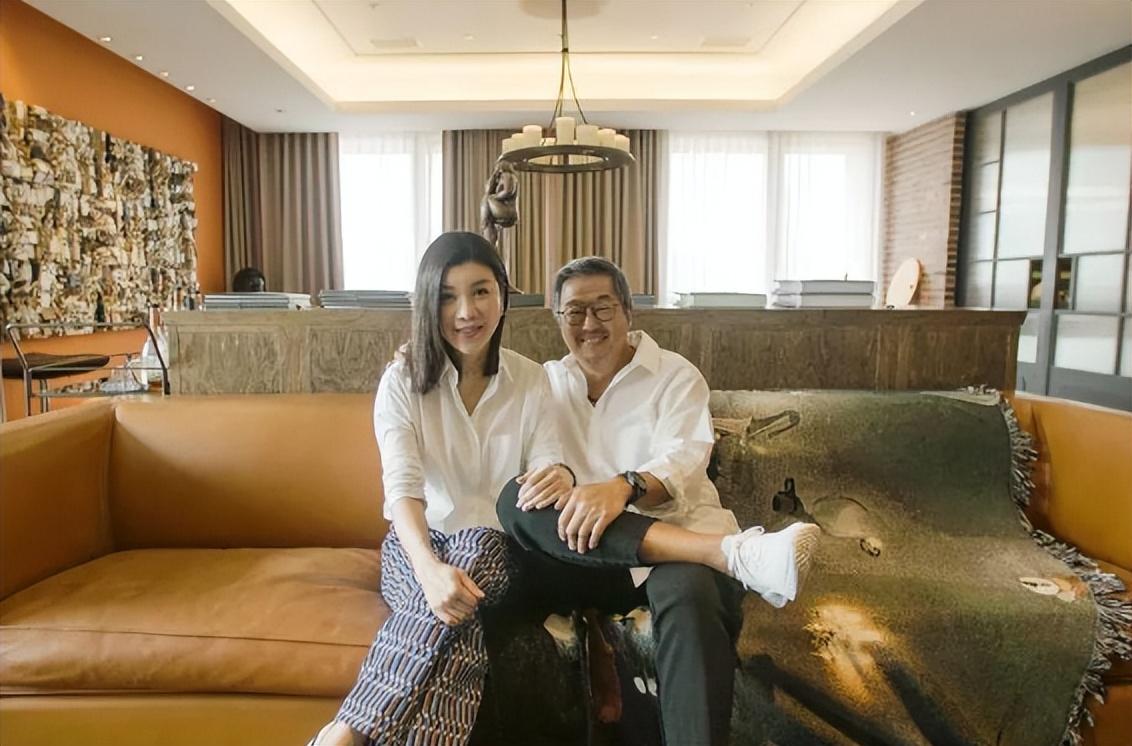 王伟忠晚年待遇高，女儿带去美国旅游，黄春梅却没有女儿女婿张罗