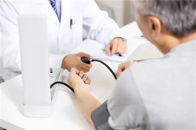 55岁男子高血压，最终去世，医生：吃倍他乐克2件事不要做