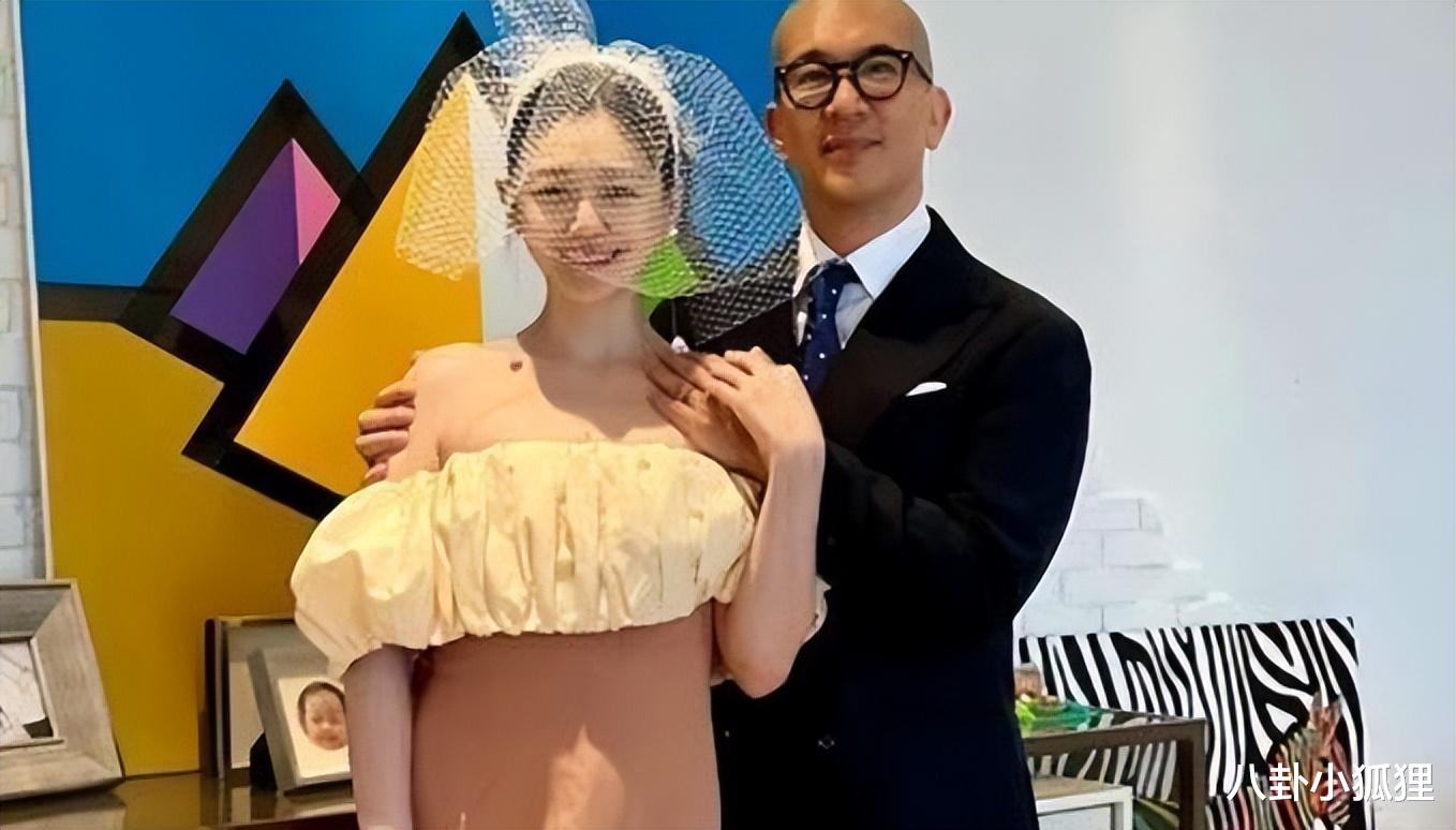 汪小菲低调回台，被拍与神秘女子约会，女方留长发打扮贵气