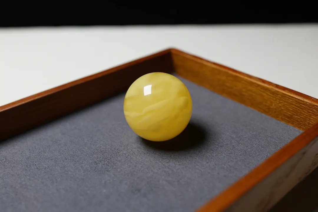 琥珀蜜蜡|挑选琥珀蜜蜡，到底是白花蜡好，还是鸡油黄好？