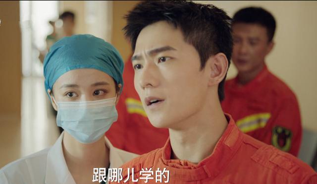 喝水摆姿势,睡觉耍帅,躺着还不忘吸腹!杨洋把偶像包袱焊身上了