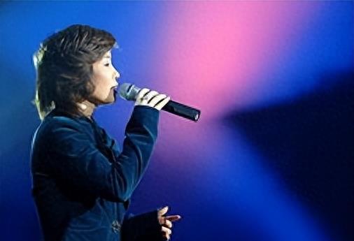 她从高烧到去世仅16天，演唱现场复发，抢救无效后离世了