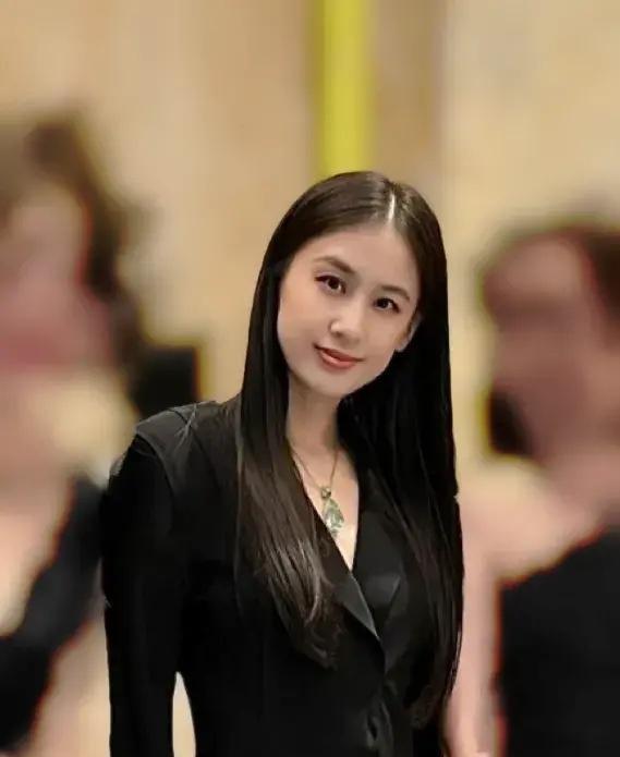 40岁黄圣依脱离滤镜真面貌曝光，一家四口甜蜜游伦敦被偶遇