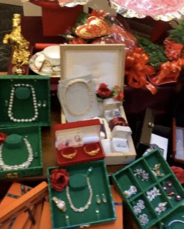 33岁何超盈暴瘦模样大变与25岁老公为女庆生，4岁女儿智商引热议