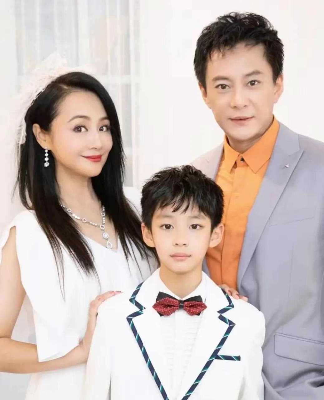 放弃春晚的女主持人:文清不如董卿变路人,刘晓庆面瘫