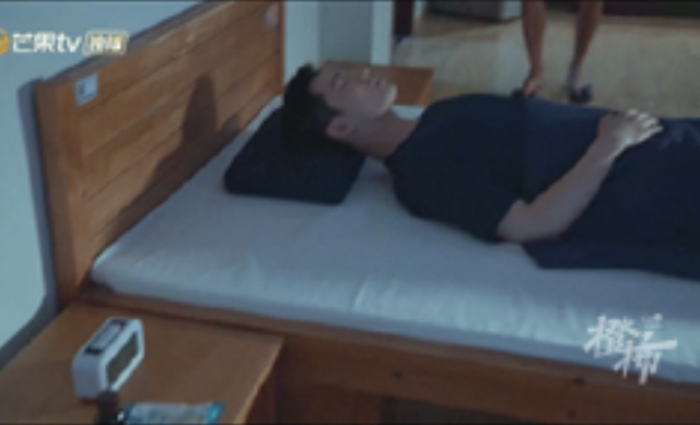 知名男演员剧中睡姿引发网友热议!相当于脖子上吊了16瓶矿泉水