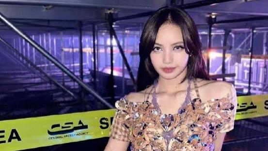 Lisa私密照曝光，性别遭质疑，网友：她真是人妖？