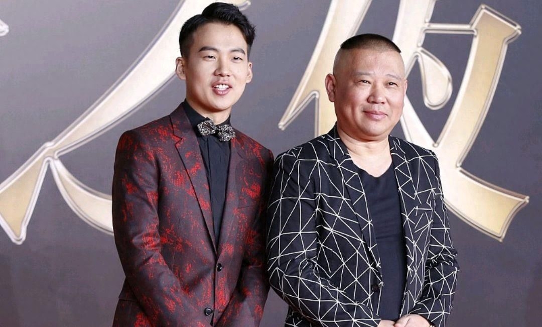 曝郭德纲移民澳洲住富人区,全家穿睡衣出门,8岁儿子不上学争议