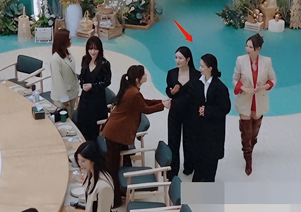 到底是谁在喜欢她?多次被抵制又复出,背后靠山浮出水面