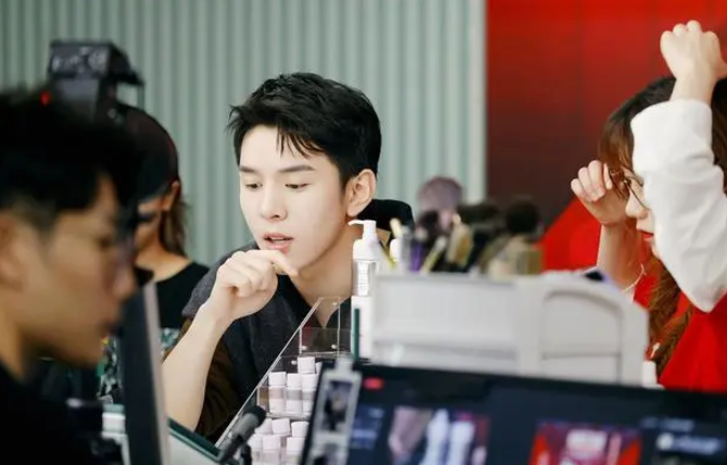 李佳琦又闯祸!直播介绍产品时把中国和香港并列,立场遭质疑!