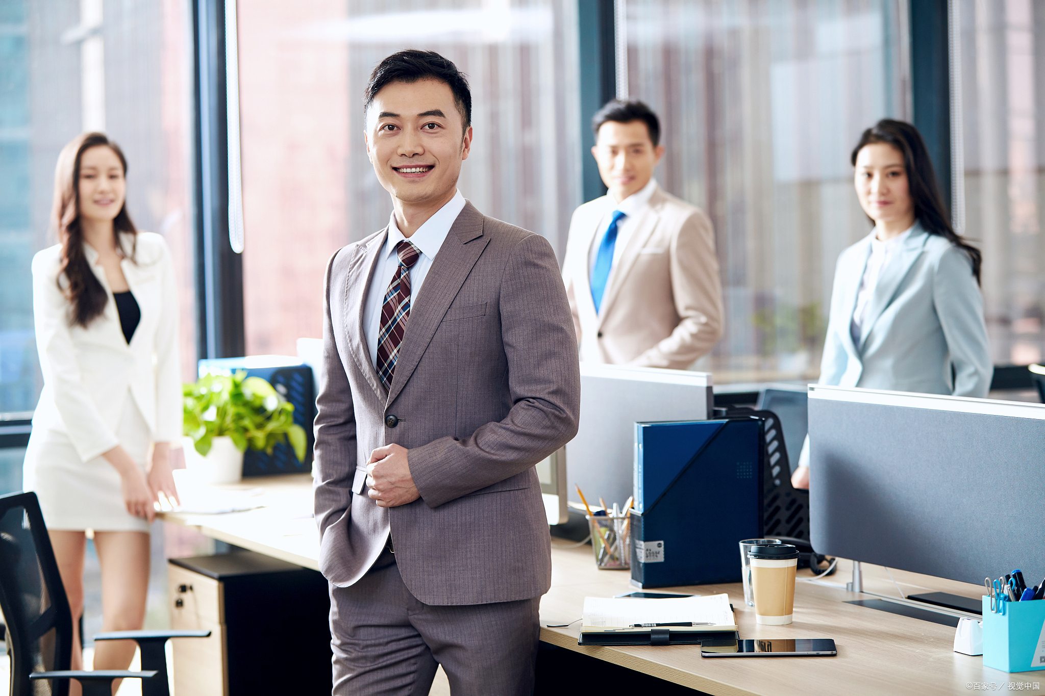 单位里，年龄过了35，不管碰到什么人，都不能做这三种姿态，很蠢