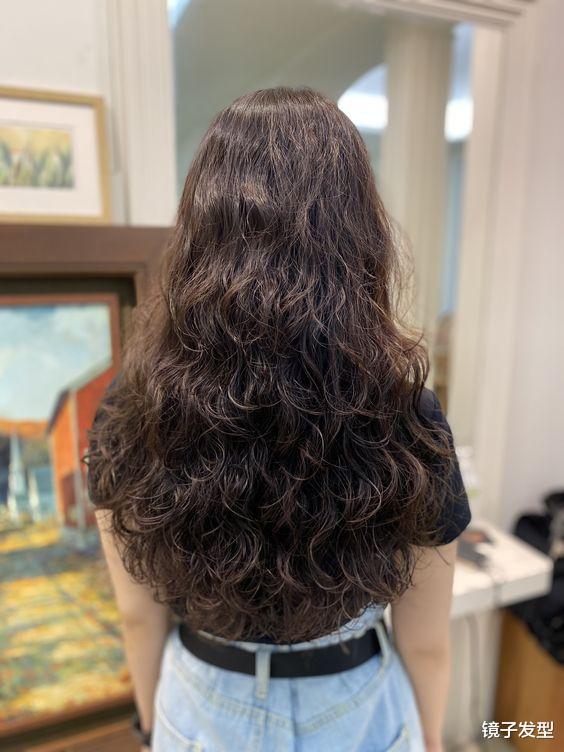 2024新年全头烫发型来了，又美又时尚，蓬松好看美如画