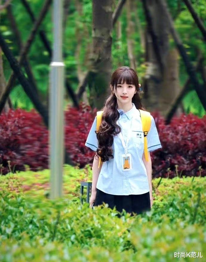 化妆 田曦薇《女子推理社》穿搭好圈粉，衬衫配短裙，扎双马尾清新甜美