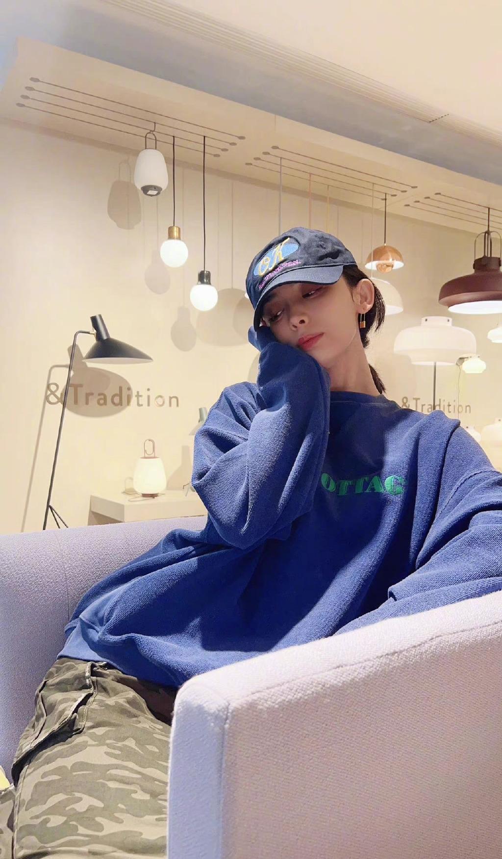 古力娜扎|娜扎真的是明艳大方，和素人合照实在亮眼！