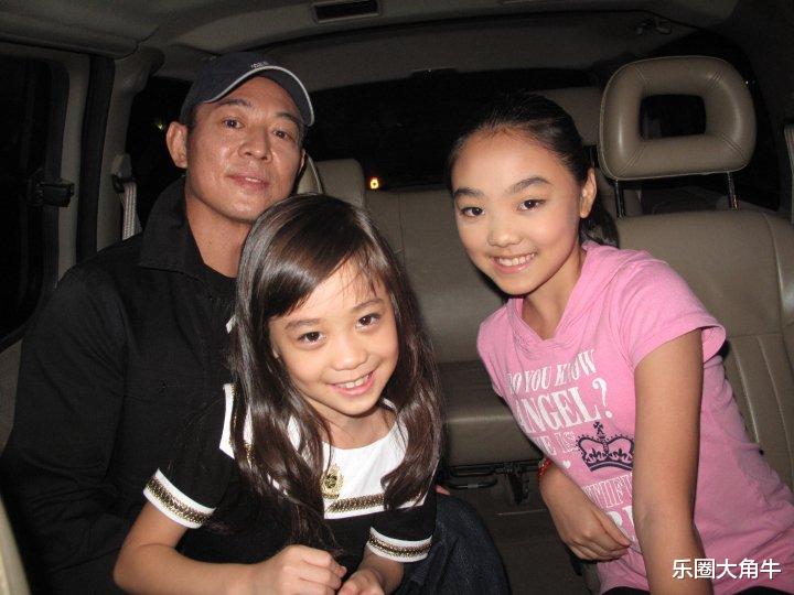 同样是李连杰基因,把黄秋燕女儿和利智女儿一对比,差距就出来了