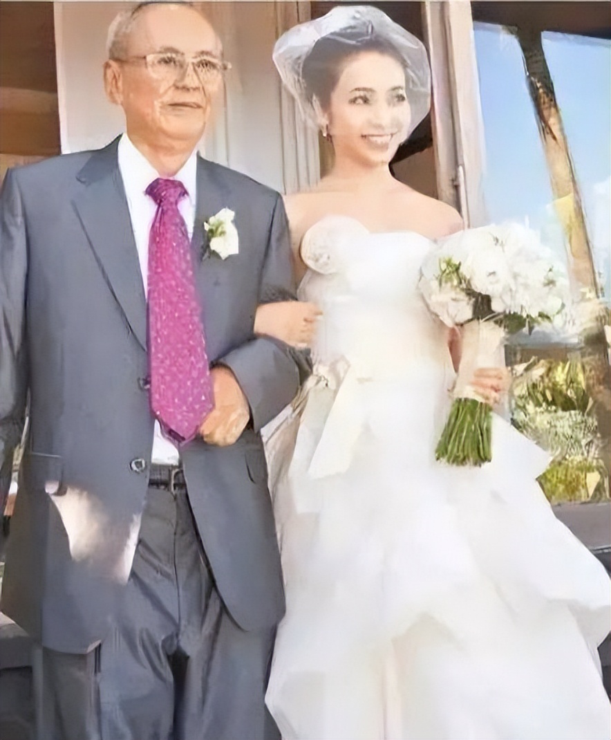 侯佩岑|44岁侯佩岑庆祝结婚12周年,晒全家福甜蜜示爱老公:谢谢你娶我