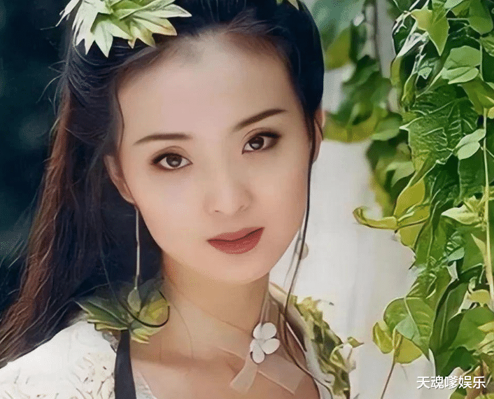 50岁王艳晒16秒视频引争议，手拿莲华神情抑郁，直言不要轻易结婚