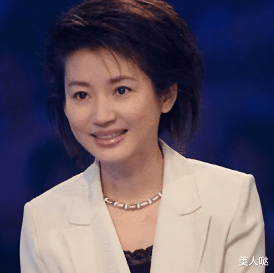 她曾是央视最红女主持,因患病严重走形胖到认不出,如今55岁无儿无女让人唏嘘