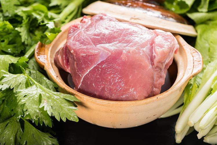 猪肉|买猪肉时,选前腿肉还是后腿肉、红肉还是白肉?养殖户说漏了嘴
