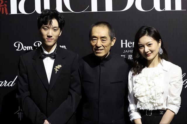 张艺谋|张艺谋娇妻罕露面，穿5万衬衫配3万8半裙优雅高贵，气质不输明星！