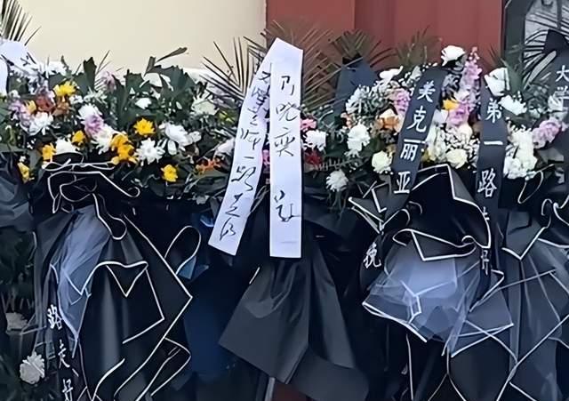 侯明昊|刘峰遗照被公开，因是家中独子让刘父痛哭，好兄弟侯明昊发文缅怀