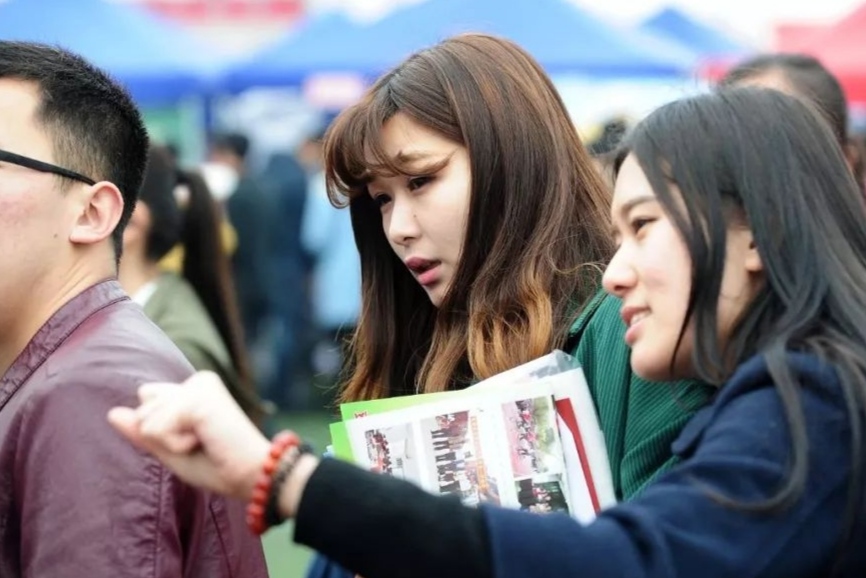 求职|女生本科毕业进厂打螺丝,一天工作12个小时,称:看不到人生希望