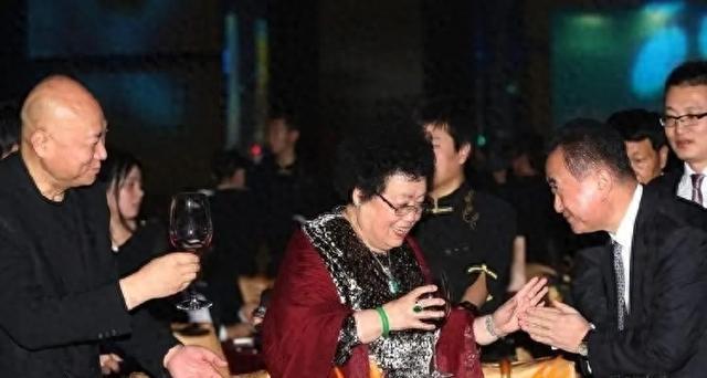 京圈6大富婆：身价过百亿，坐拥北京一条街，娱乐圈只手遮天
