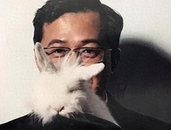 标题：娱乐圈第一狗仔卓伟曝出的惊天大瓜，无人能抵挡！