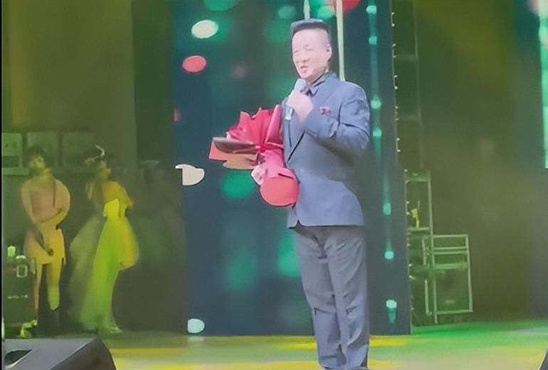 55岁解晓东近况流出,与阎维文朱时茂聚餐,喝12元饮料引热议