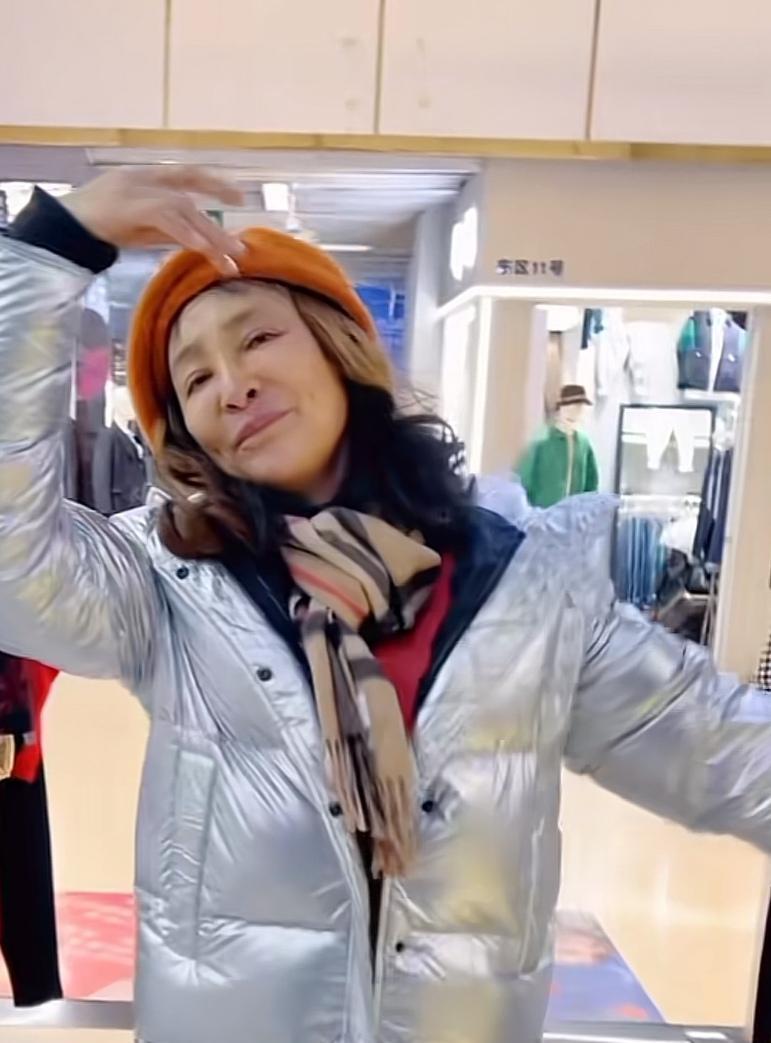 李勤勤|59岁李勤勤逛商场,即兴跳舞不尴尬,穿廉价棉衣接地气