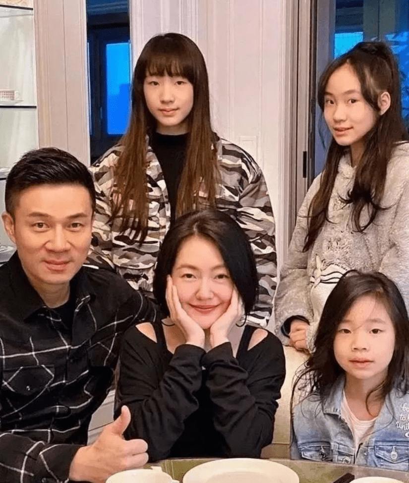 小S为二女儿庆生，16岁Lily精致漂亮打扮成熟，母女同框似闺蜜