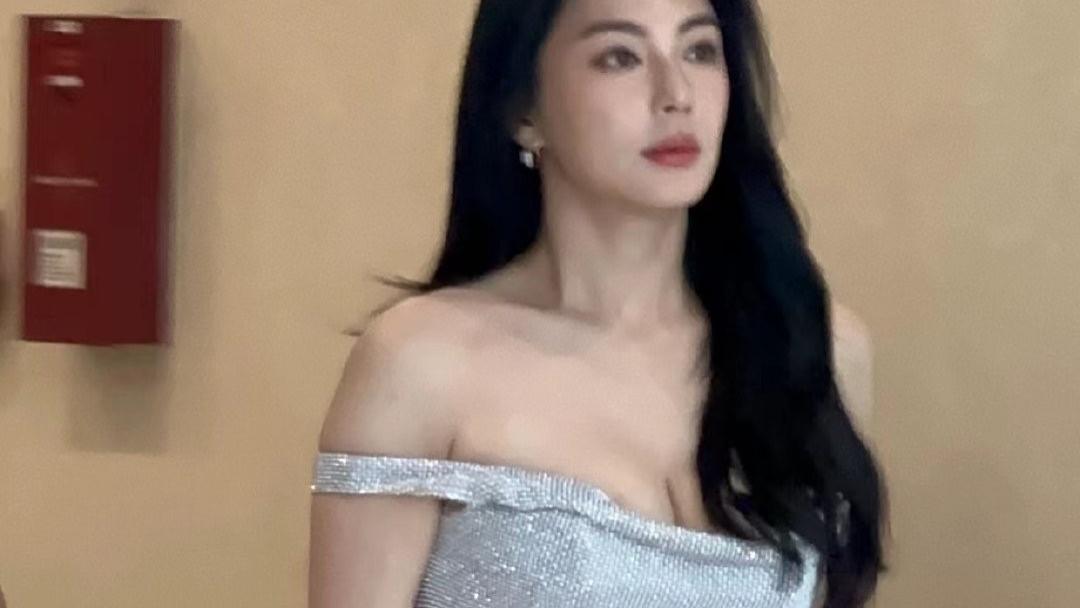 新加坡这一夜，张雨绮葫芦身材抢镜，宋轶太干瘪，王楚然艳压全场