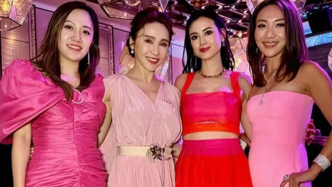 港圈贵妇合照曝光，黎姿被指双眼医美过度，李嘉欣努力半生仍镶边