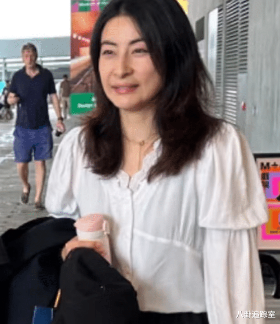 郭晶晶接娃被偶遇,穿黑裙头发蓬乱似妇女,与孩子雨中漫步超开心