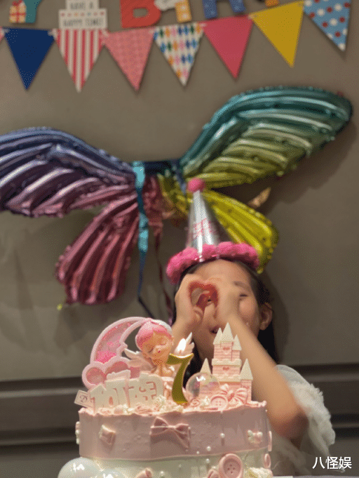 陶昕然晒全家福为女庆生,7岁何陶耳高于眉超漂亮,自带名媛气质