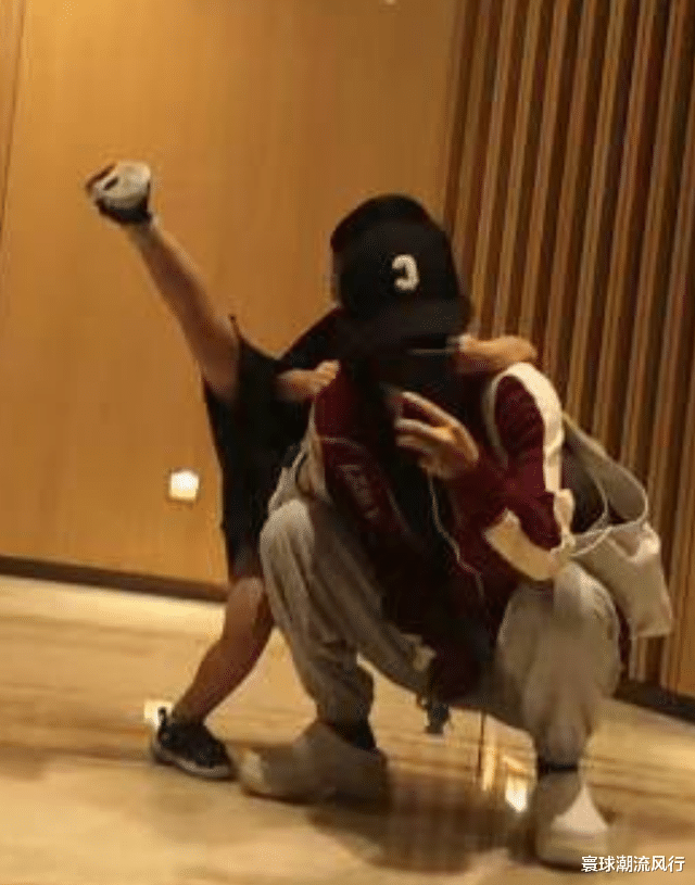 赵丽颖首次高调晒娃!穿休闲装展现酷帅一面,儿子高踢腿真是调皮