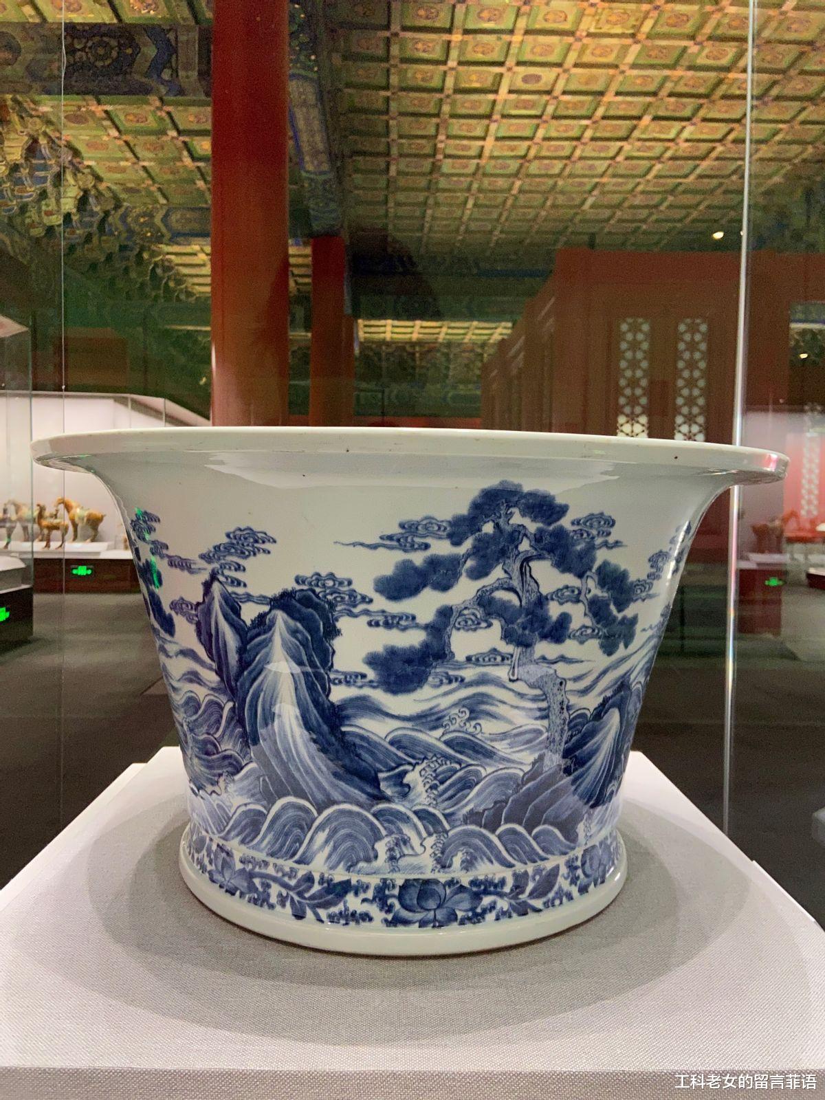 釉里红|故宫陶瓷馆：独立展柜里的瓷器，是不是都价值连城