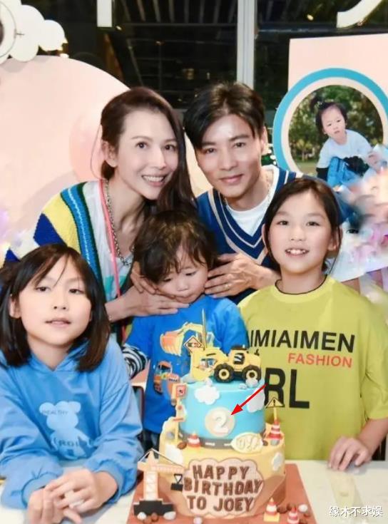 50岁蔡少芬为4岁儿子庆生，儿子穿几十元衣服，一家5口都是高颜值