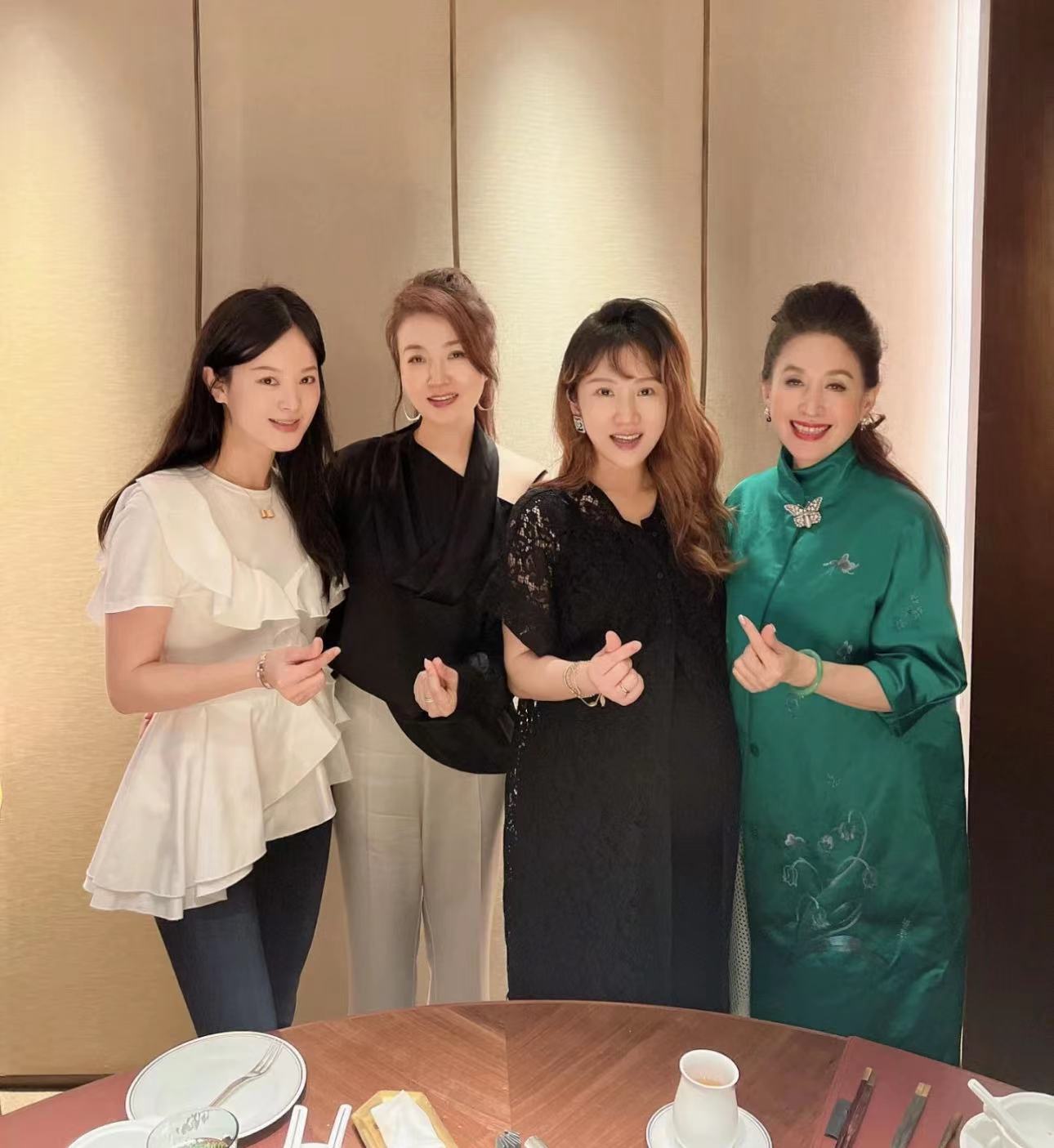 李念|李念参加香港贵妇聚会!戴10万手链三胎孕肚突出,面色苍白显憔悴