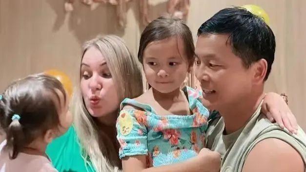 65岁老戏骨移居欧洲！二婚洋妻子小他30多岁，混血女儿五官精致