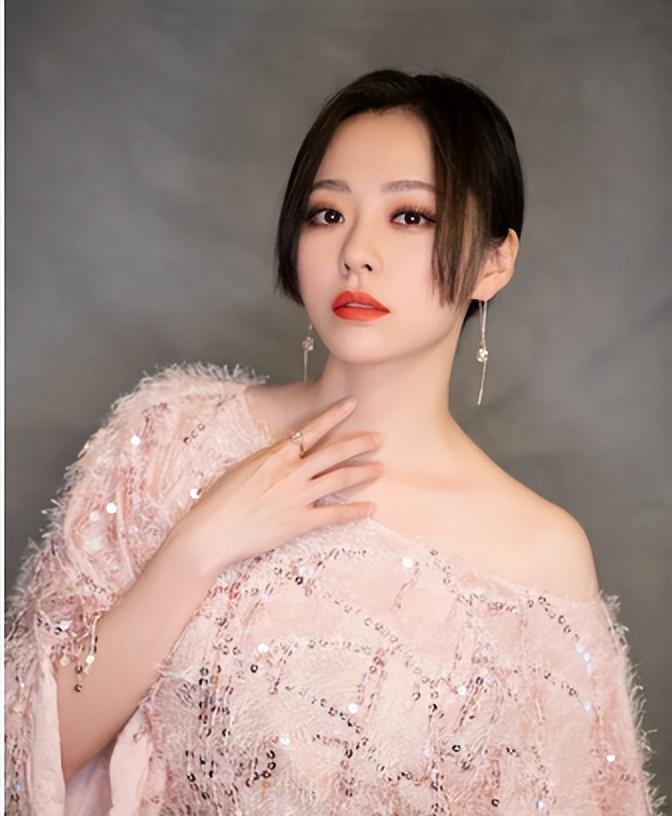 张靓颖|张靓颖痴恋冯轲15年,被骗走亿万身家,离婚5年后二人天差地别