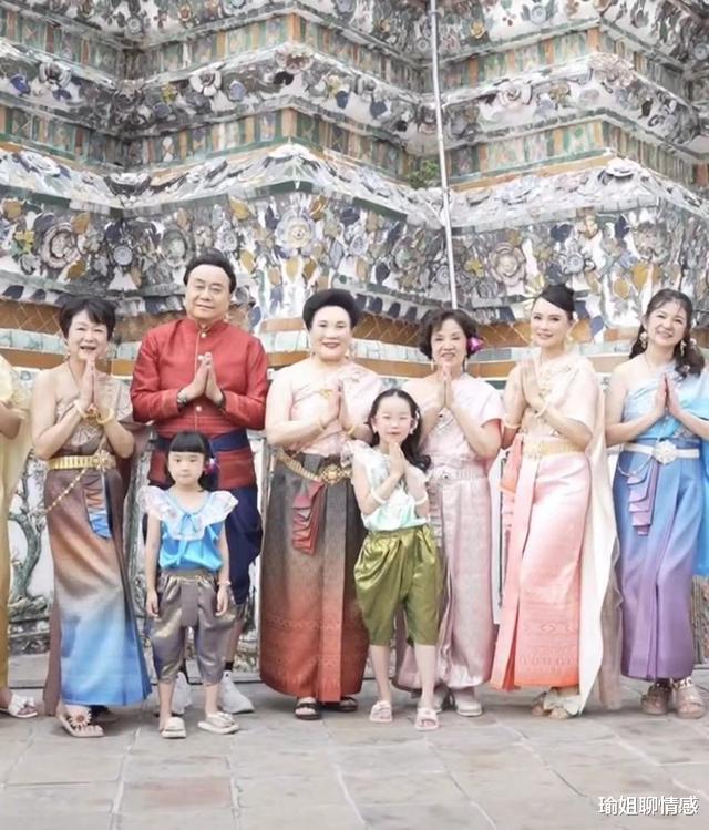 |伊能静携全家穿泰服合影，小腹突出疑怀三胎，米粒首曝正脸颜值高