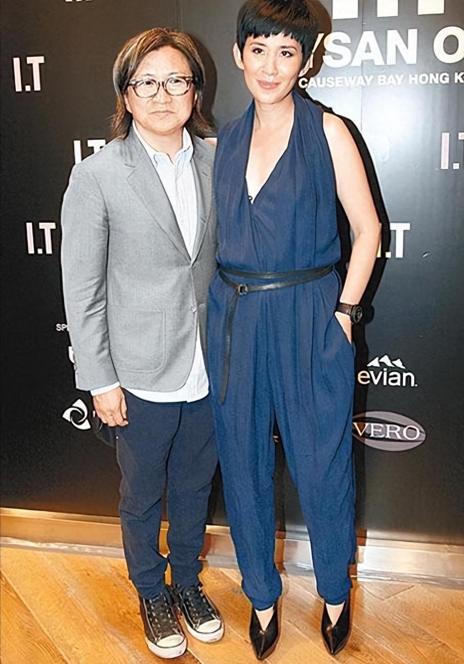 吴君如在香港街头可谓是赚足眼球！手拎30万高奢包，一头金发女人味十足